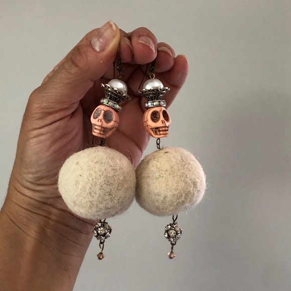 Skull king and felt ball earrings - Picture 1 of 1